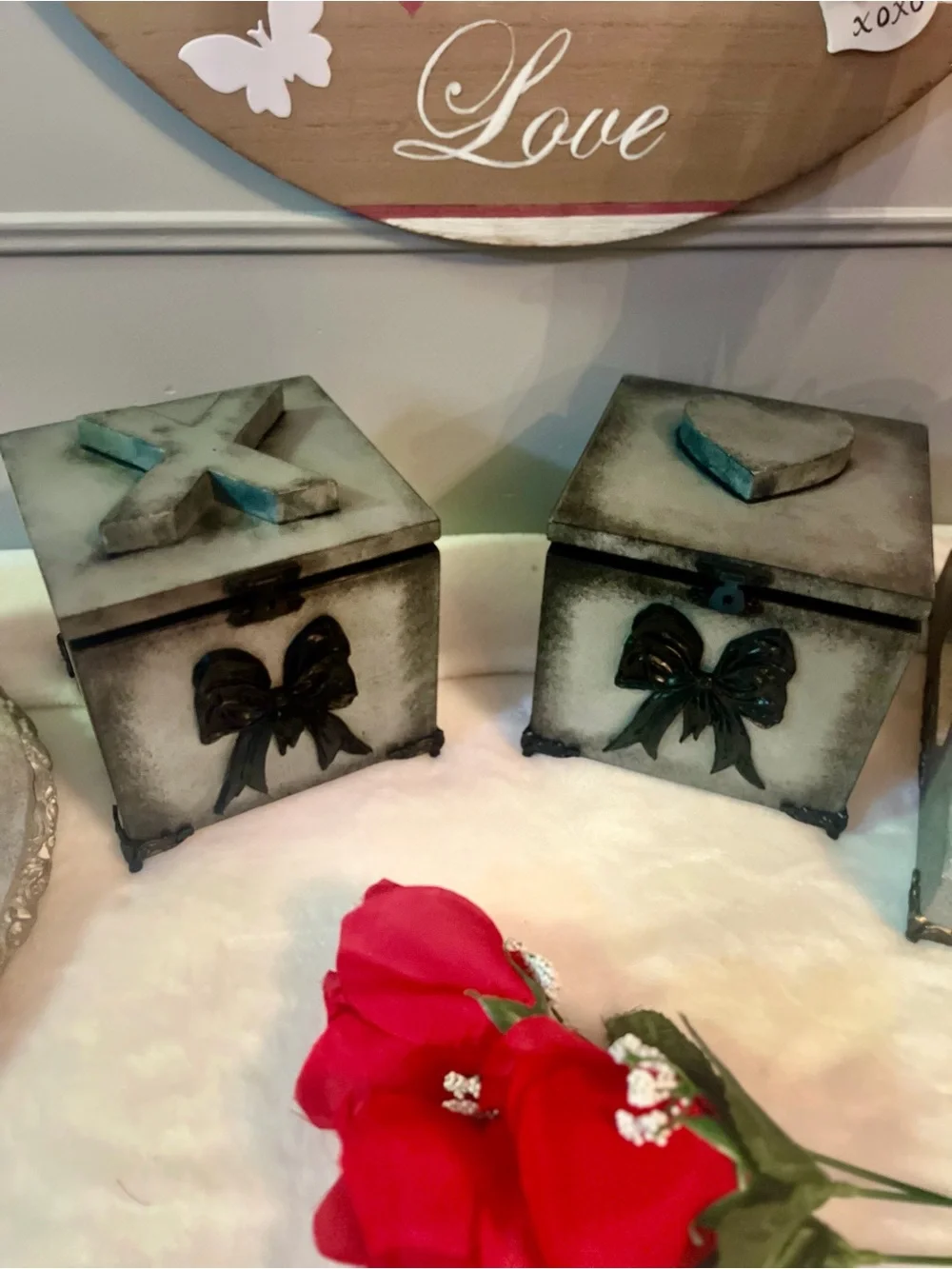 Vintage-Inspired Decorative Keepsake Box in light Grey and Black